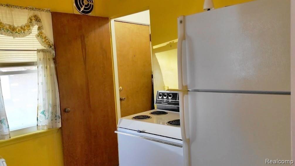 3316 Fenton Road Flint, MI 48507 - Photo 12 of 24 Kitchen 3.jpg