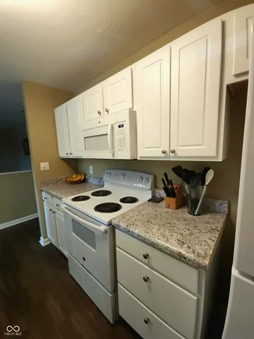 $179,900 | 8720 Yardley Court, Unit 205, Indianapolis, IN 46268