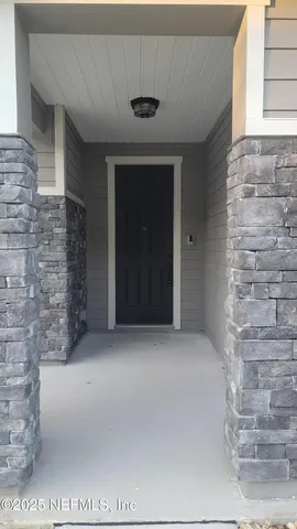 a view of empty room with windows and pillars