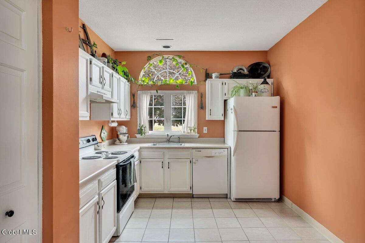 813 Ridge Circle Troy, NY 12182 - Photo 9 of 23 5E0C7247-5126-4B74-A01D-50B4B86A6EF3