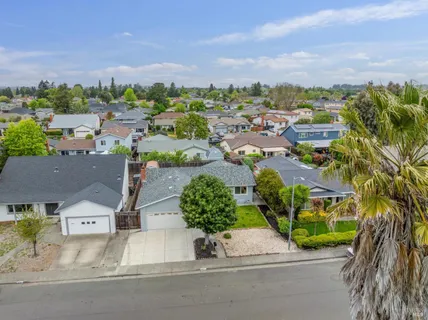 $835,000 | 2037 Vista Lane, Petaluma, CA 94954