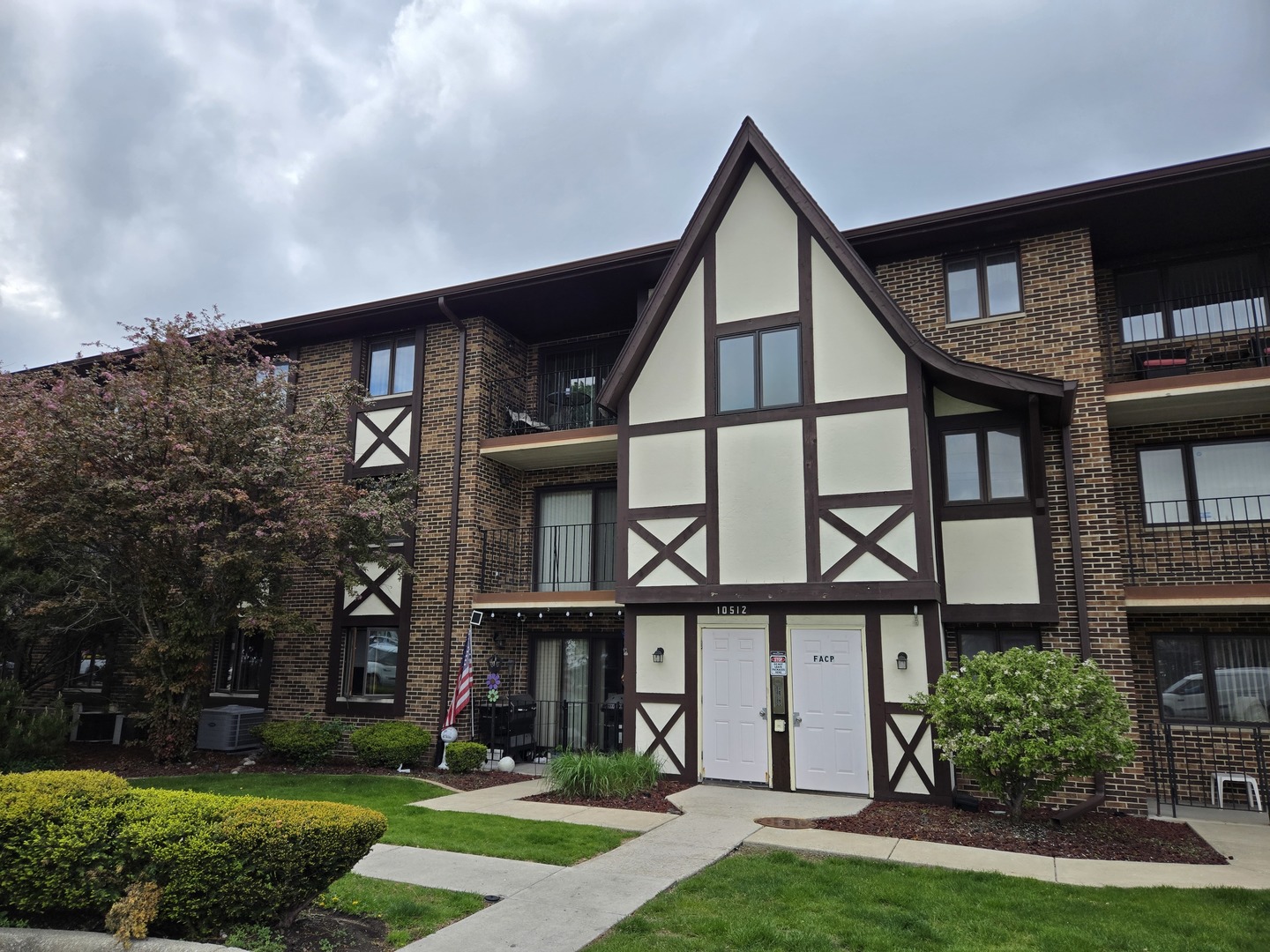 10512 Ridge Cove Drive, Unit 13C Chicago Ridge, IL 60415 - Photo 1 of 23 Gallery Image 1