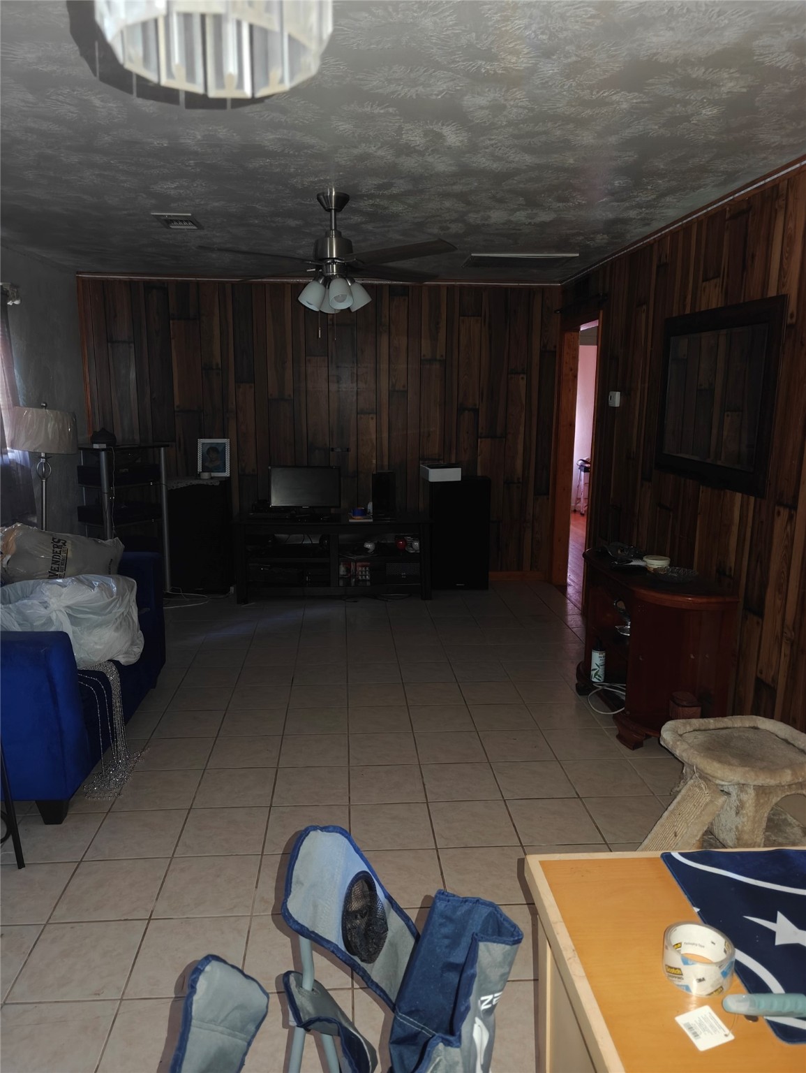 5874 Westover Street Houston, TX 77033 - Photo 3 of 7 a living room with furniture