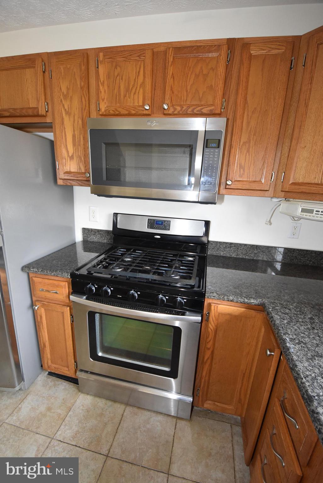 706 Summer Ridge Court Odenton, MD 21113 - Photo 12 of 53 Gas stove