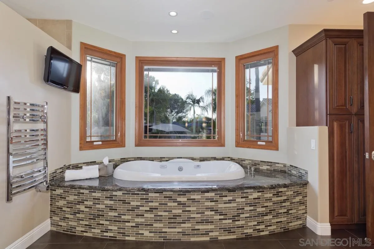 14401 Sandhill Road Poway, CA 92064 - Photo 28 of 75 a bathroom with bathtub and window