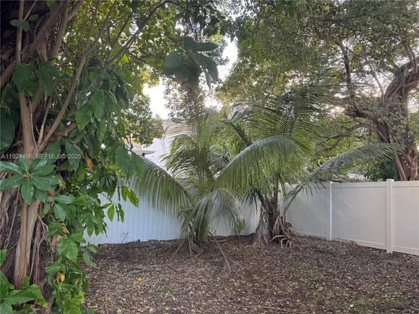 a view of a backyard