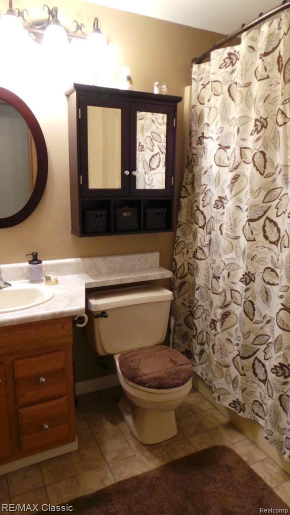 1233 Bangor Road Waterford, MI 48328 - Photo 16 of 19 Bathroom