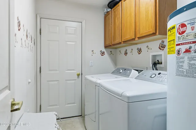 a view of entryway with kitchen