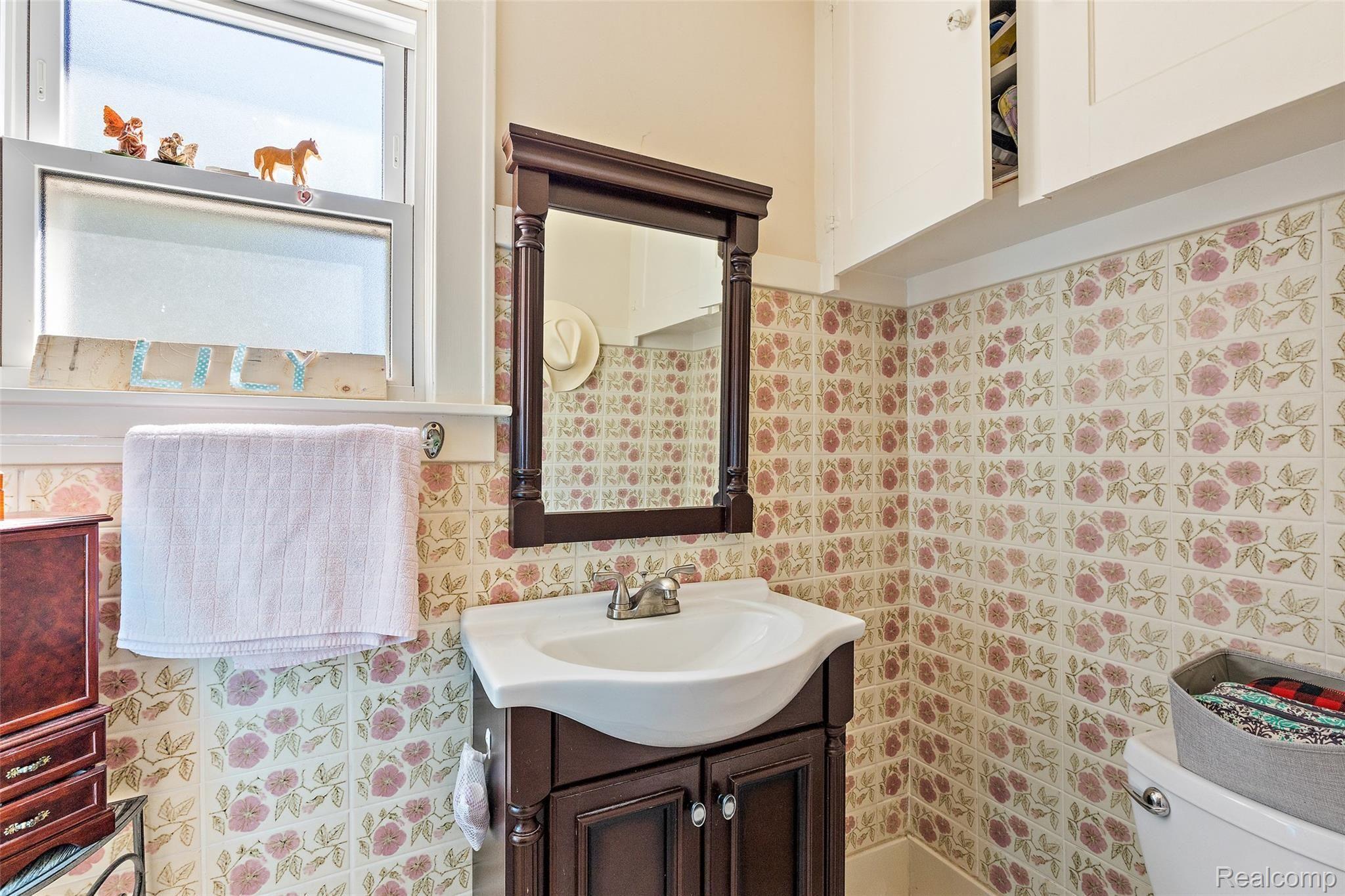 85 Barrington Road Bloomfield Hills, MI 48302 - Photo 31 of 45 85 Barrington - Half Bathroom connected to 4th Bedroom