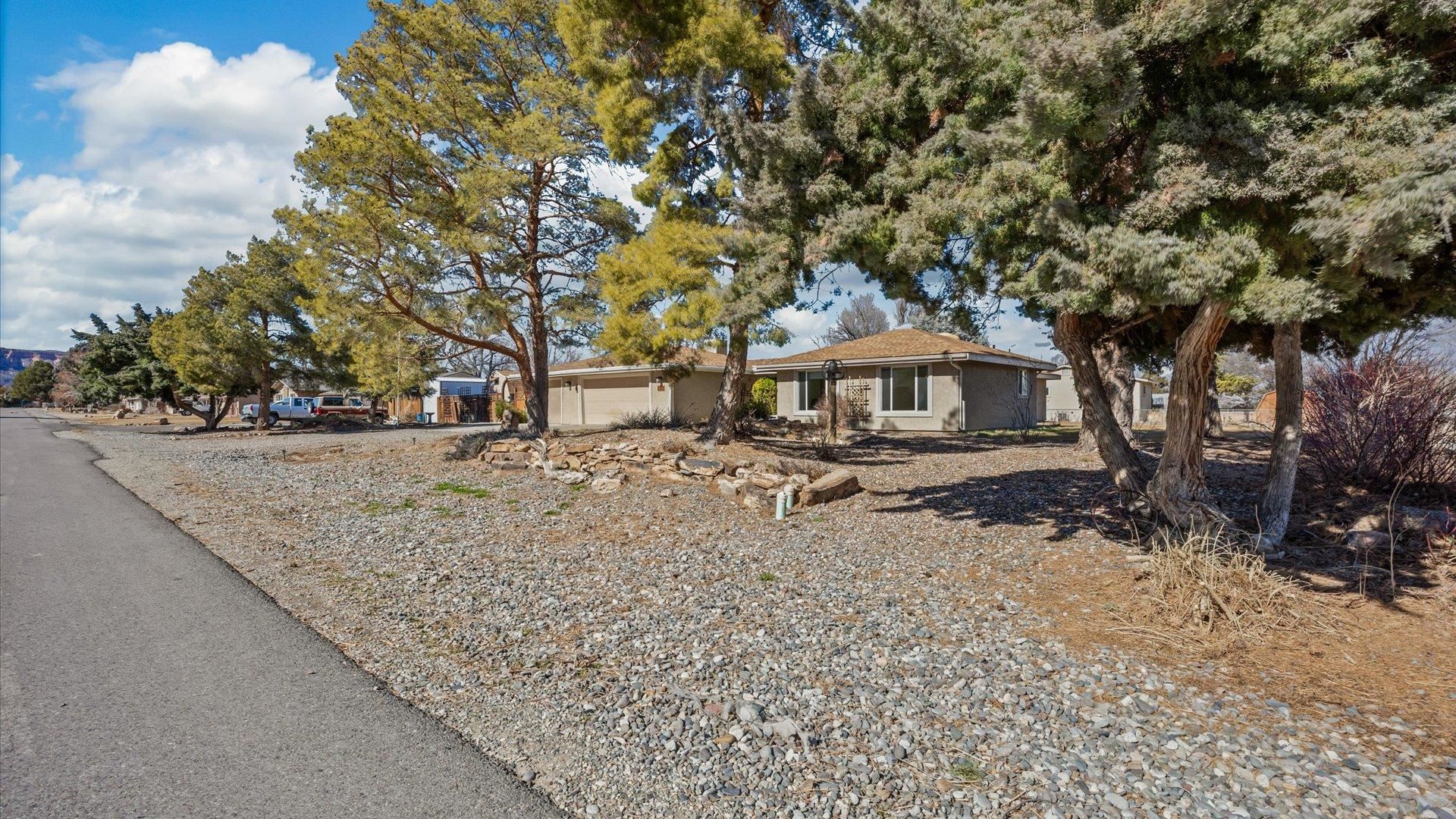 2262 Tanglewood Road Grand Junction, CO 81507 - Photo 2 of 27 a front view of a house with a yard