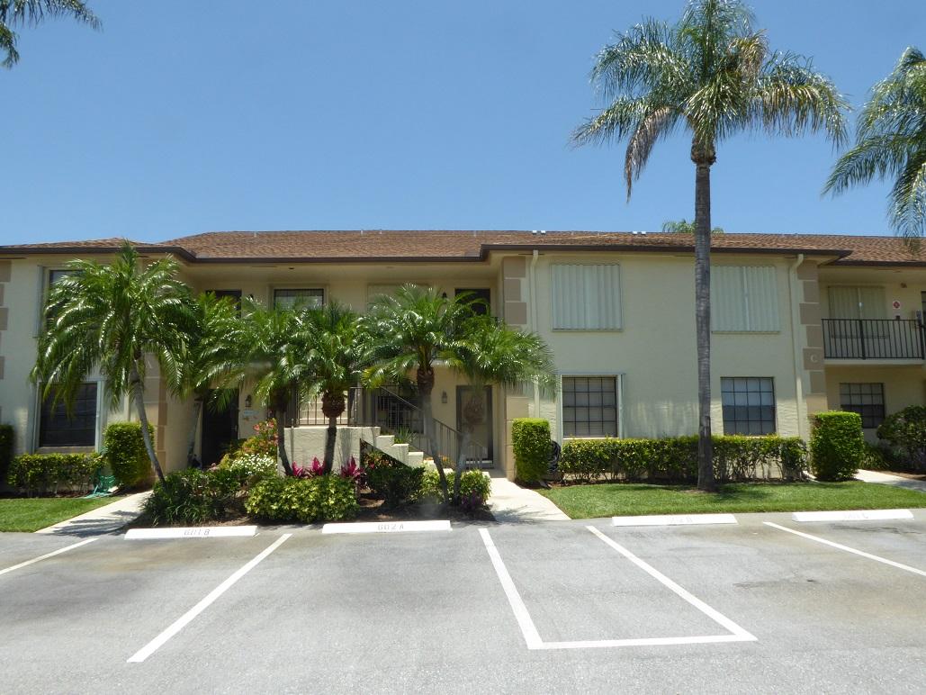 602 Pinecrest Circle, Unit B Jupiter, FL 33458 - Photo 2 of 19 a front view of house with a garden