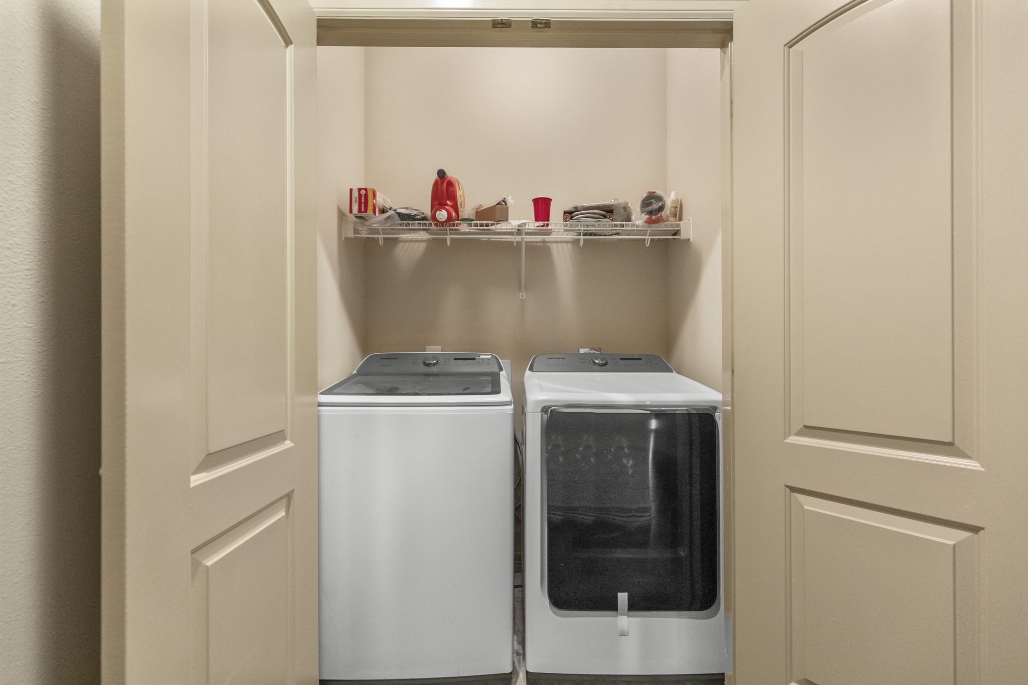 1607 Bass Street, Unit B Houston, TX 77007 - Photo 26 of 39 a utility room with dryer and washer