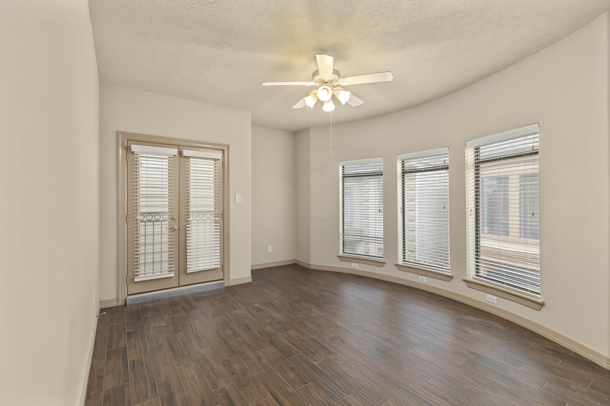 1607 Bass Street, Unit B Houston, TX 77007 - Photo 29 of 39 a view of an empty room with wooden floor and a window