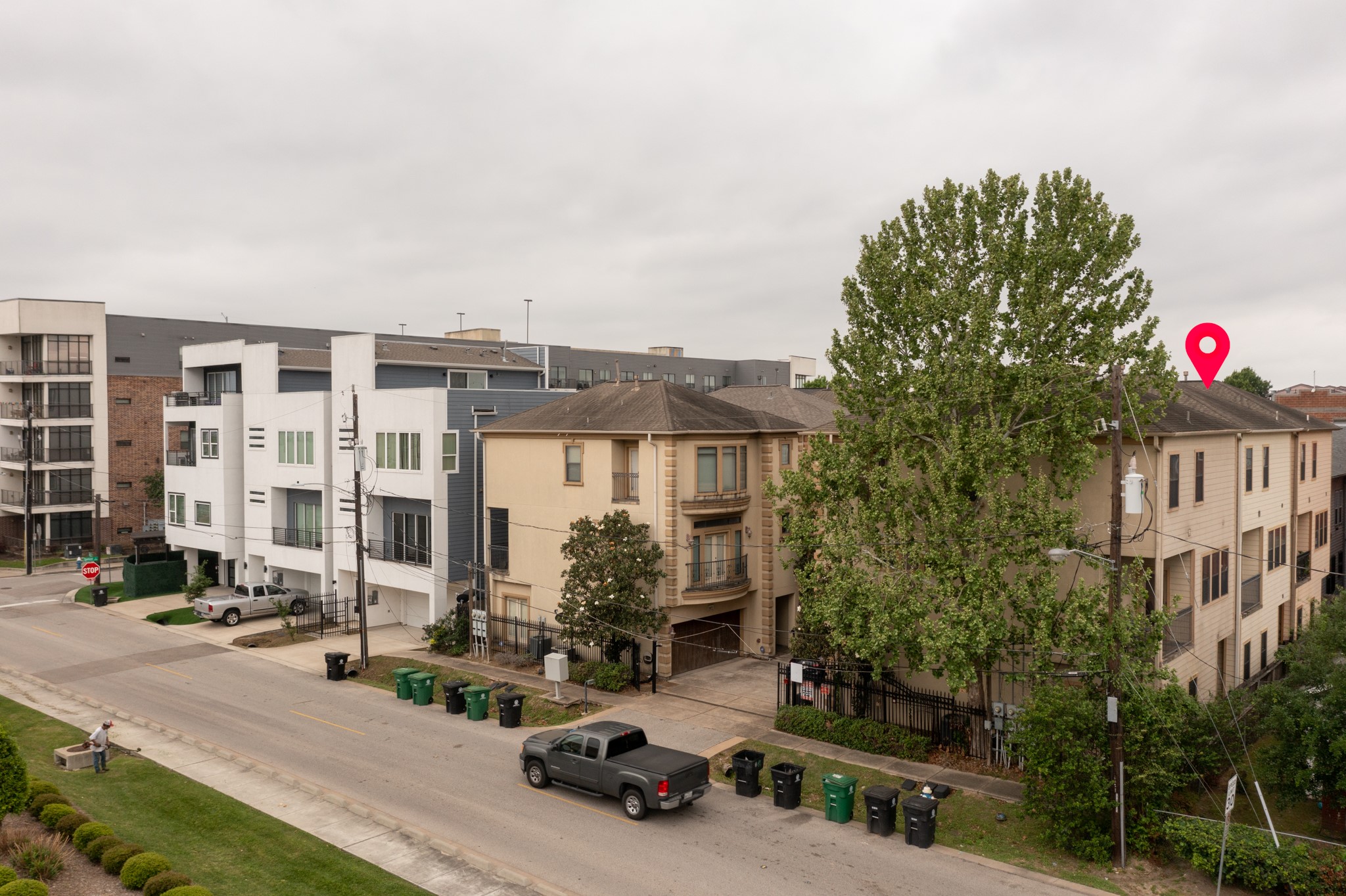 1607 Bass Street, Unit B Houston, TX 77007 - Photo 4 of 39 a car parked in front of a building