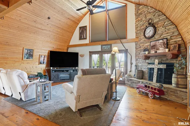 $460,000 | 17297 Highway 92, Columbus Junction, IA 52738