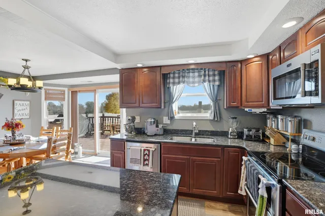 $460,000 | 17297 Highway 92, Columbus Junction, IA 52738