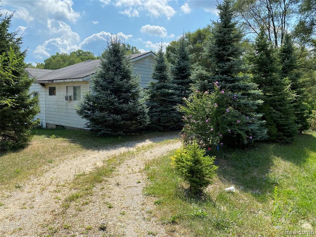 1405 South Hospital Road Waterford, MI 48327 - Photo 2 of 22