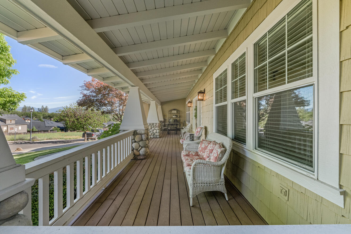 128 Oak Point Drive Eagle Point, OR 97524 - Photo 6 of 31
