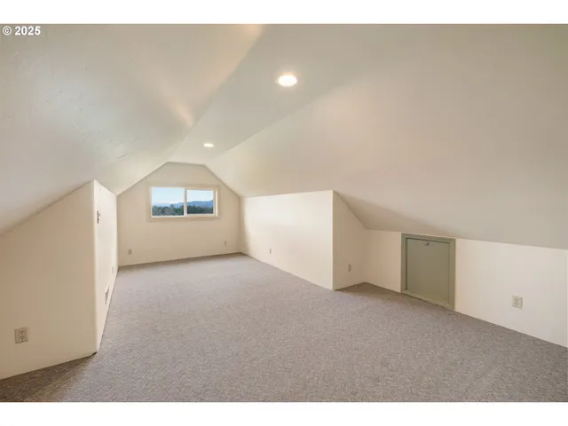 a view of empty room with front door