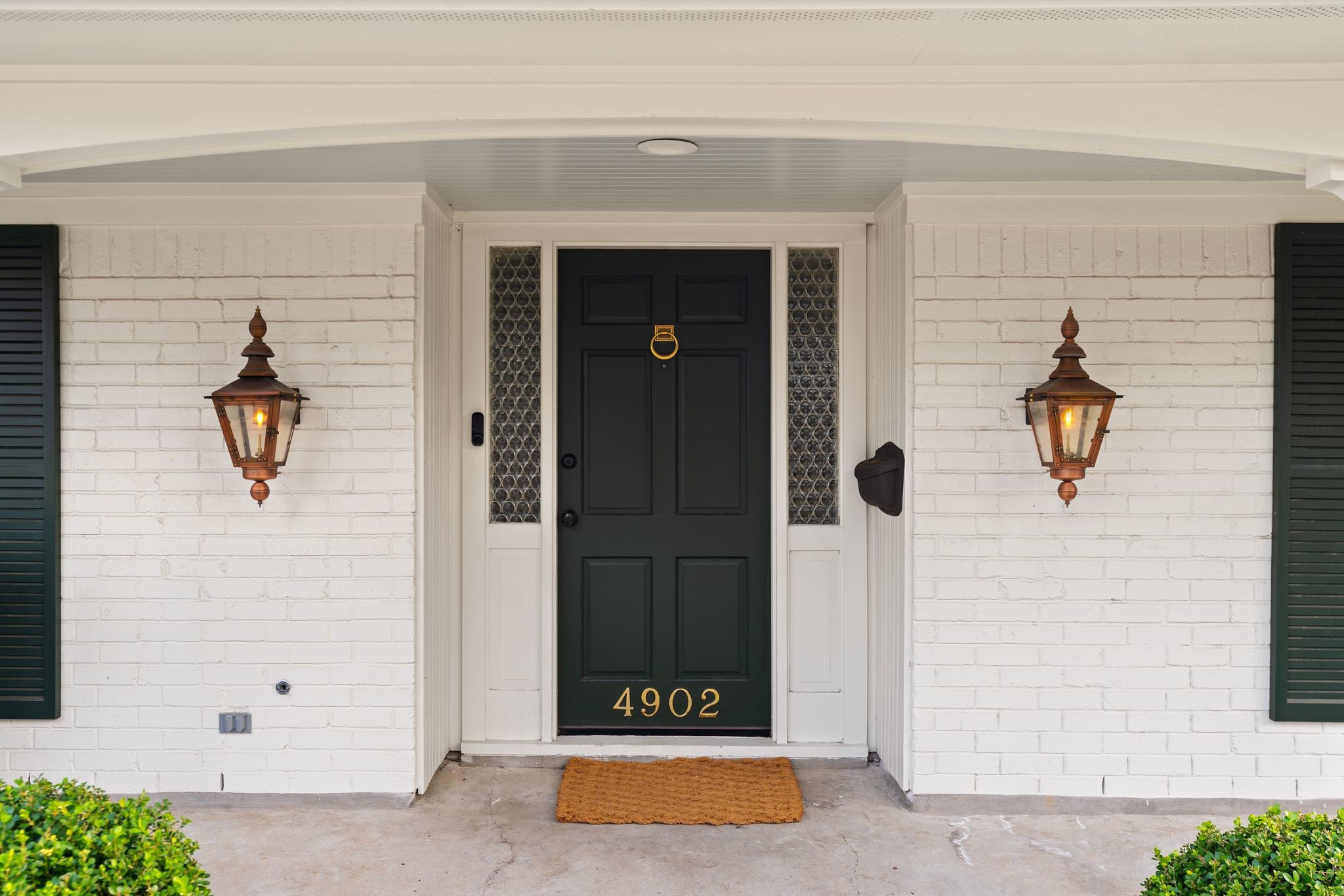 4902 Candleleaf Drive Houston, TX 77018 - Photo 2 of 32 Set on a quiet cul-de-sac in Candlelight Plaza, this home sits on an oversized lot just a short walk from Durham Elementary.