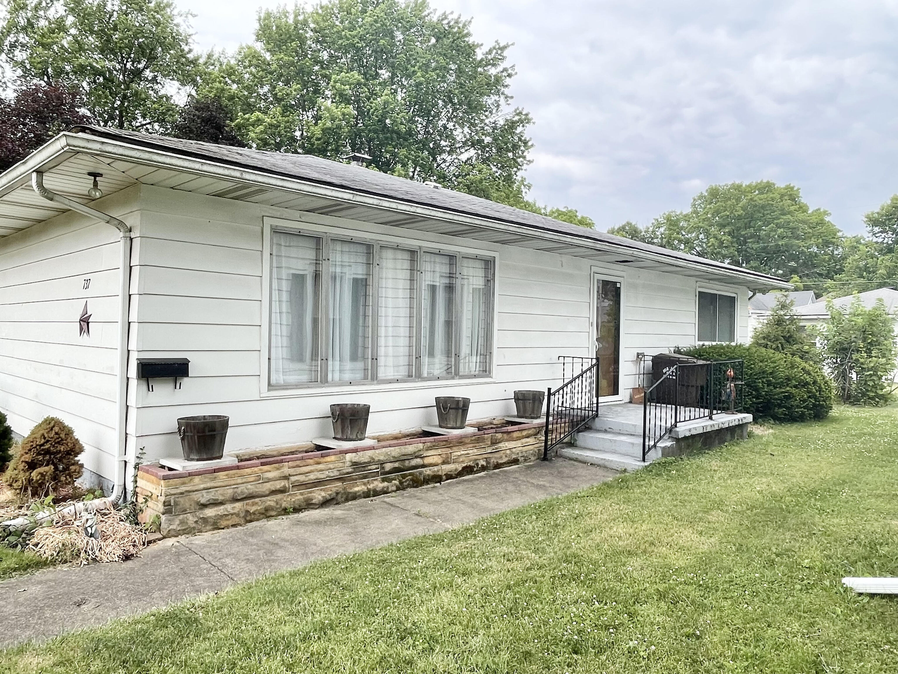 737 Walnut Street Clinton, IN 47842 - Photo 1 of 11 Gallery Image 1
