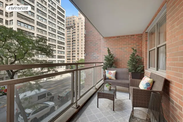 $915,000 | 360 East 72nd Street, Unit A307 | Lenox Hill