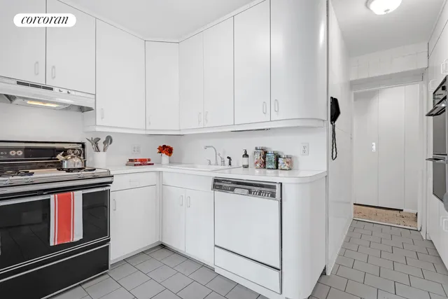 $915,000 | 360 East 72nd Street, Unit A307 | Lenox Hill