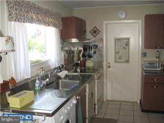 11 Sycamore Road Levittown, PA 19056 - Photo 4 of 12 Kitchen