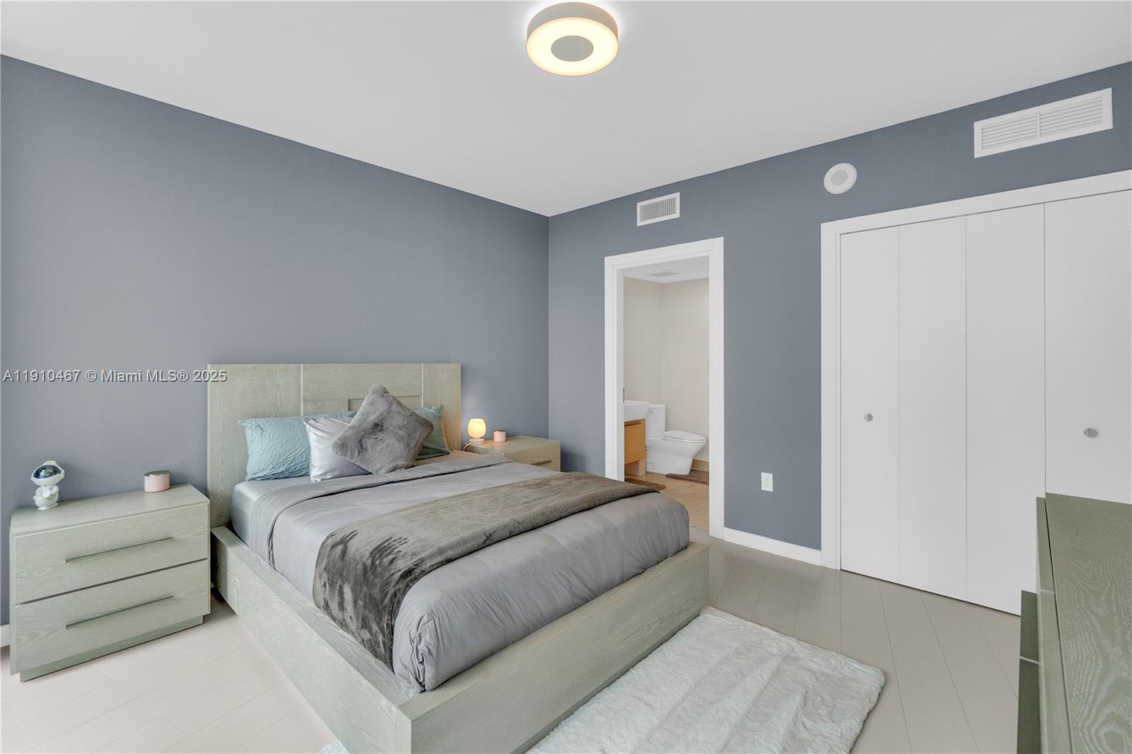 200 Biscayne Blvd Way, Unit 3907 Miami, FL 33131 - Photo 21 of 46 a bedroom with a bed and a lamp