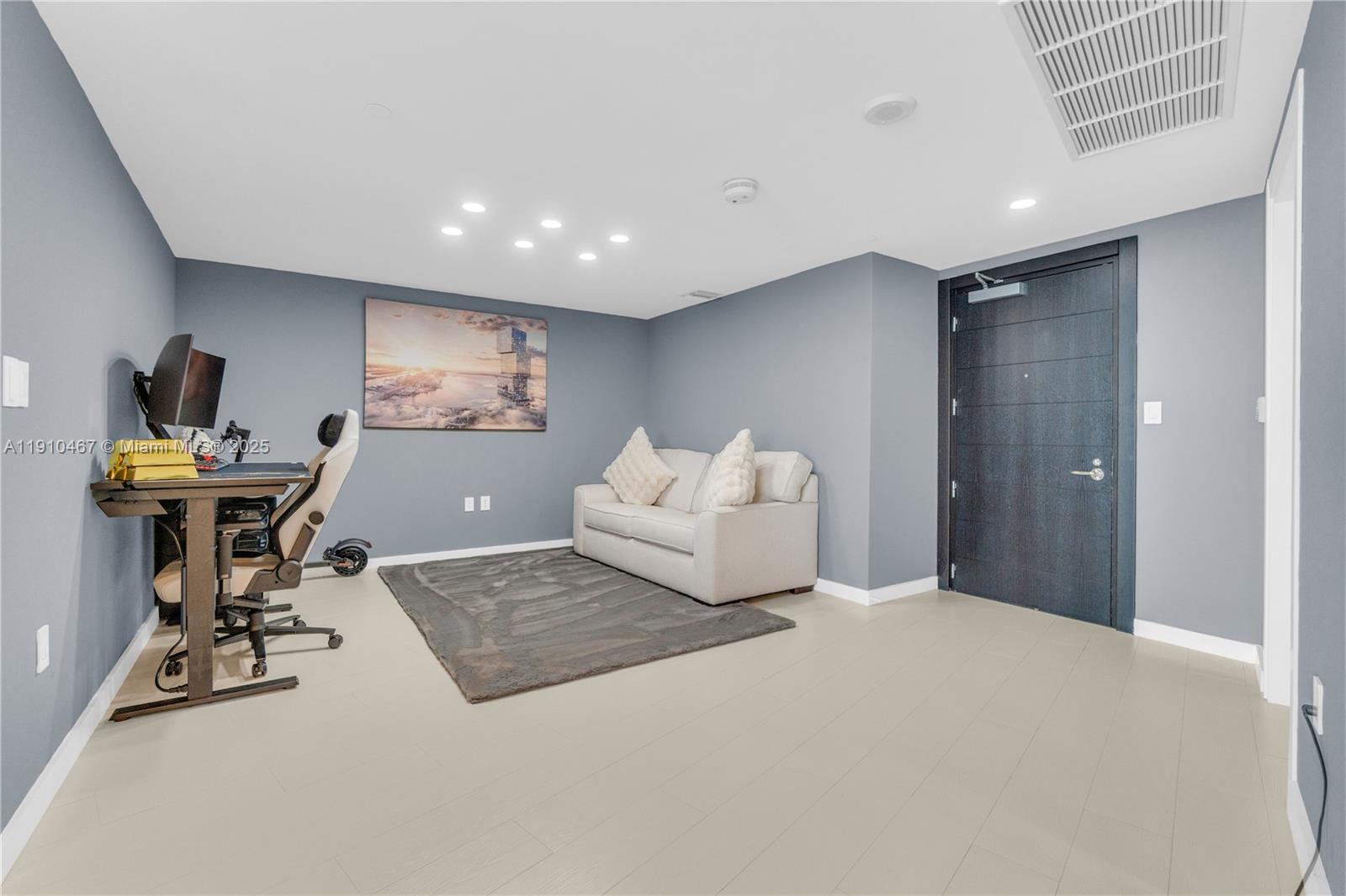 200 Biscayne Blvd Way, Unit 3907 Miami, FL 33131 - Photo 27 of 46 a workspace with furniture and a chandelier