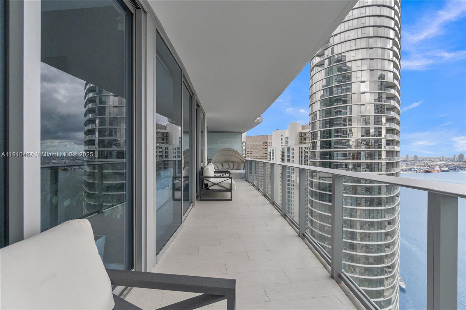 200 Biscayne Blvd Way, Unit 3907 Miami, FL 33131 - Photo 33 of 46 a view of balcony with double