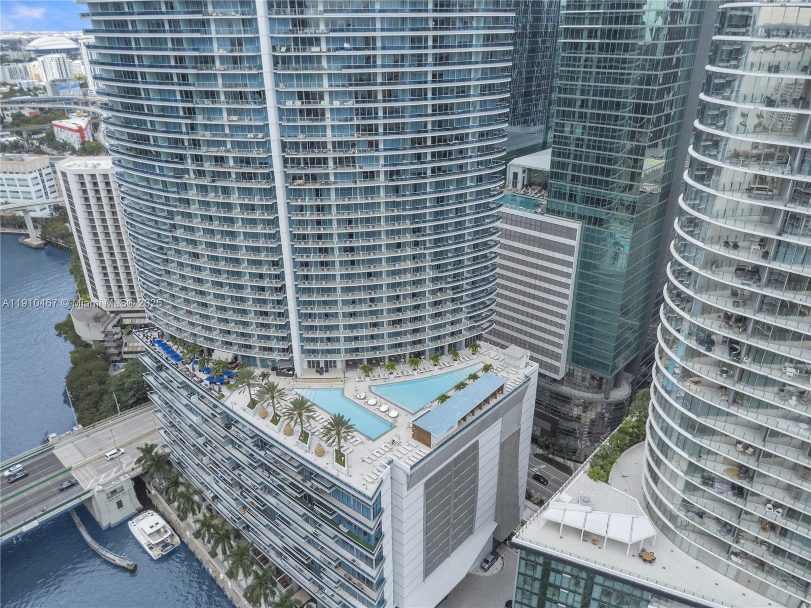 200 Biscayne Blvd Way, Unit 3907 Miami, FL 33131 - Photo 41 of 46 a balcony with a bench and a rug