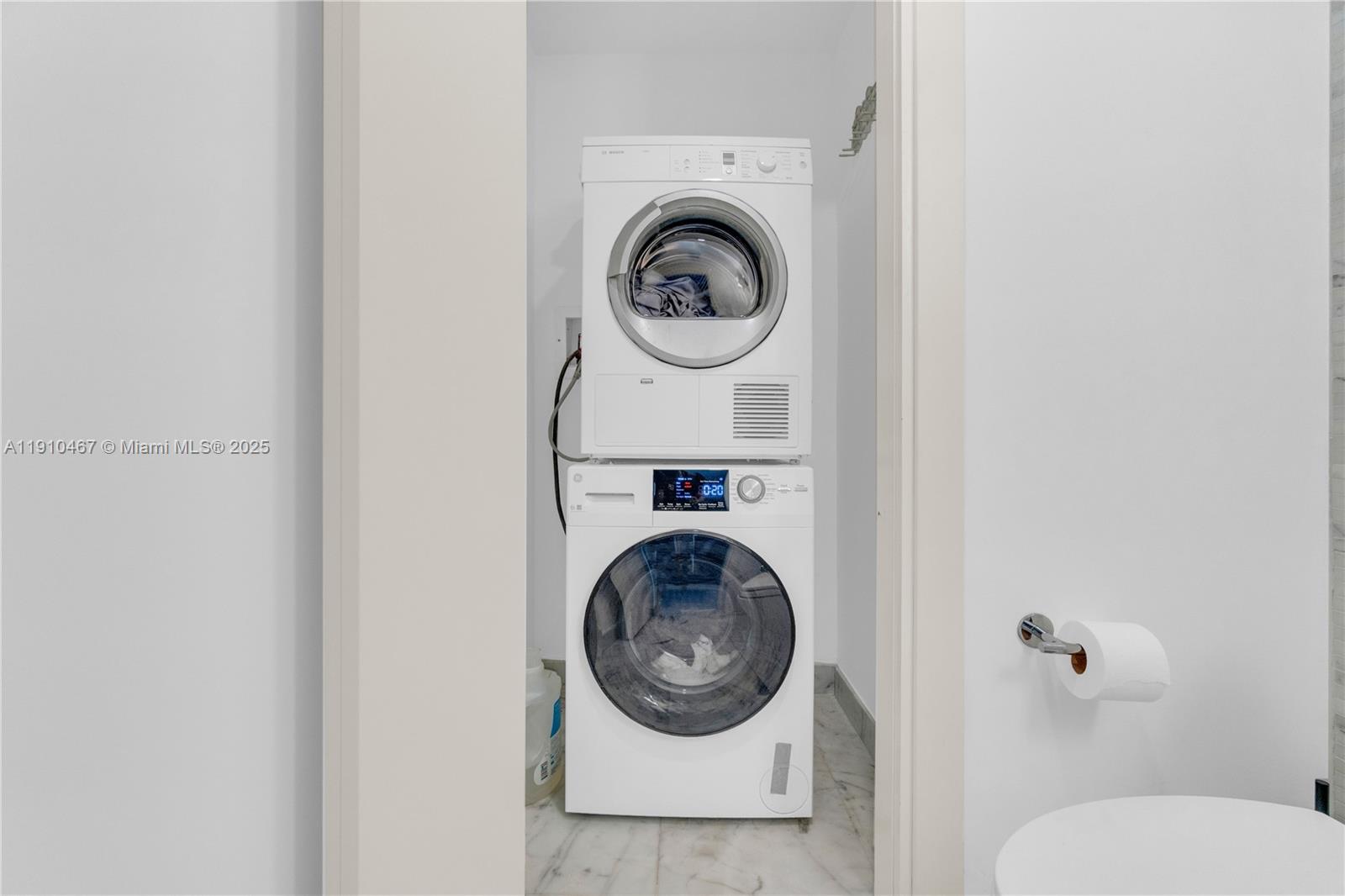 200 Biscayne Blvd Way, Unit 3907 Miami, FL 33131 - Photo 45 of 46 a utility room with dryer and washer