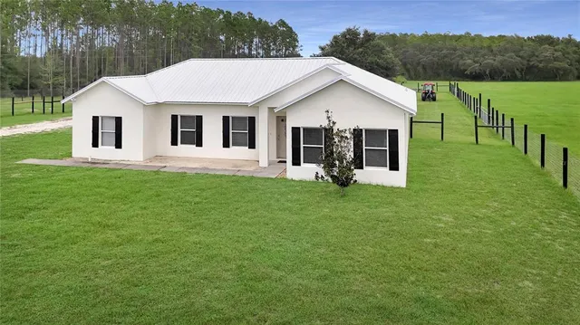 a view of a house with backyard and garden