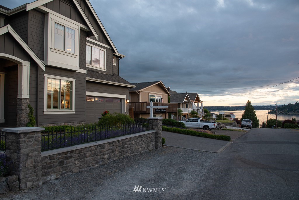 1209 North 36th Street Renton, WA 98056 - Photo 2 of 25