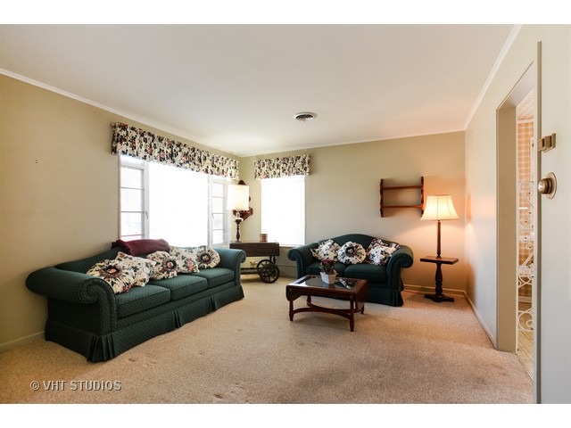 2049 Magnolia Road Homewood, IL 60430 - Photo 2 of 10