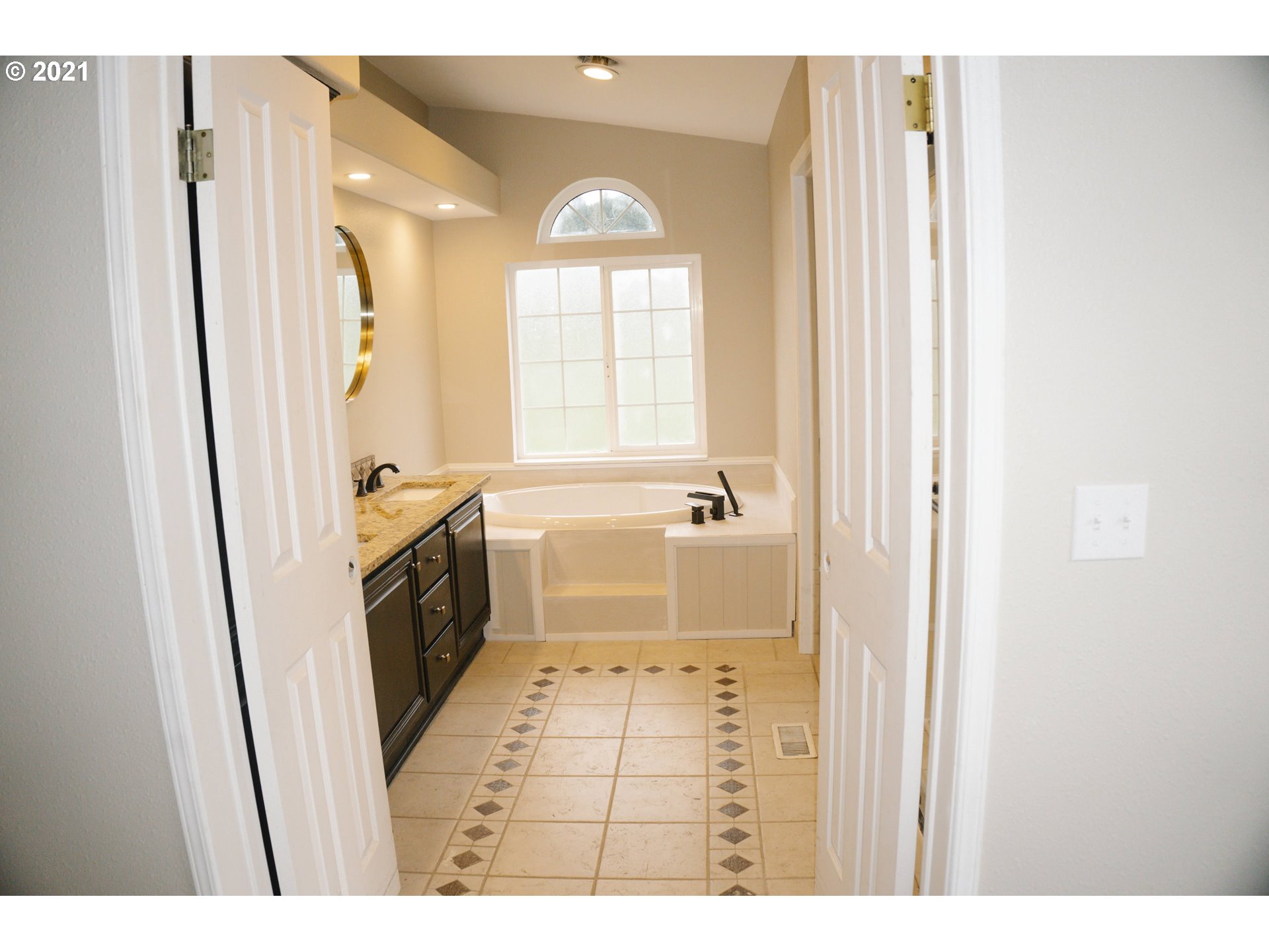 449 Fir Vista Road Sutherlin, OR 97479 - Photo 24 of 32 a bathroom with a tub sink and a mirror