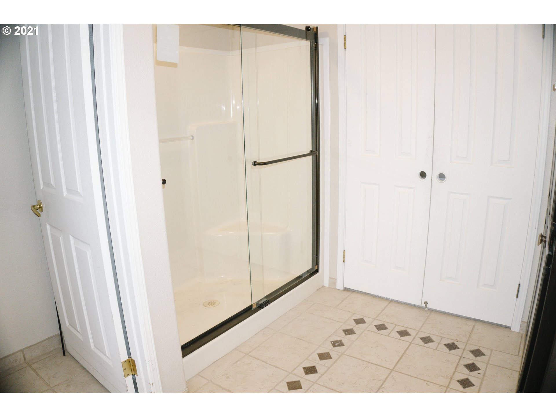 449 Fir Vista Road Sutherlin, OR 97479 - Photo 27 of 32 a view of a bathroom with a shower