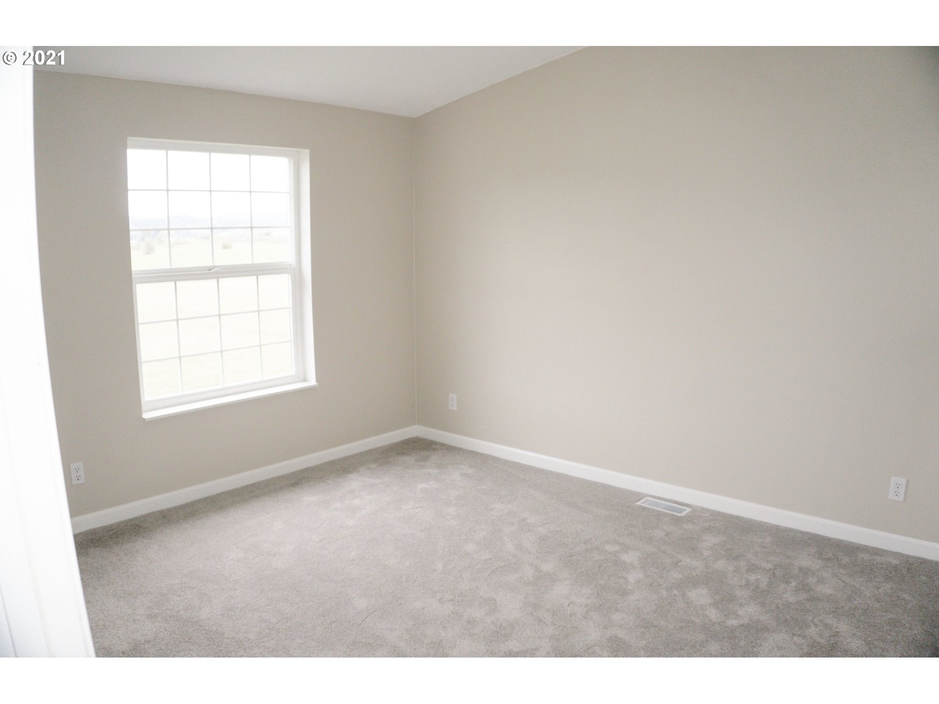 449 Fir Vista Road Sutherlin, OR 97479 - Photo 30 of 32 an empty room with a window