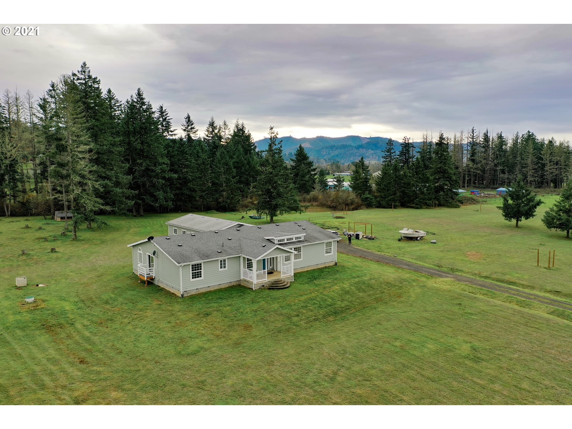 449 Fir Vista Road Sutherlin, OR 97479 - Photo 7 of 32 a view of a garden with an apartment