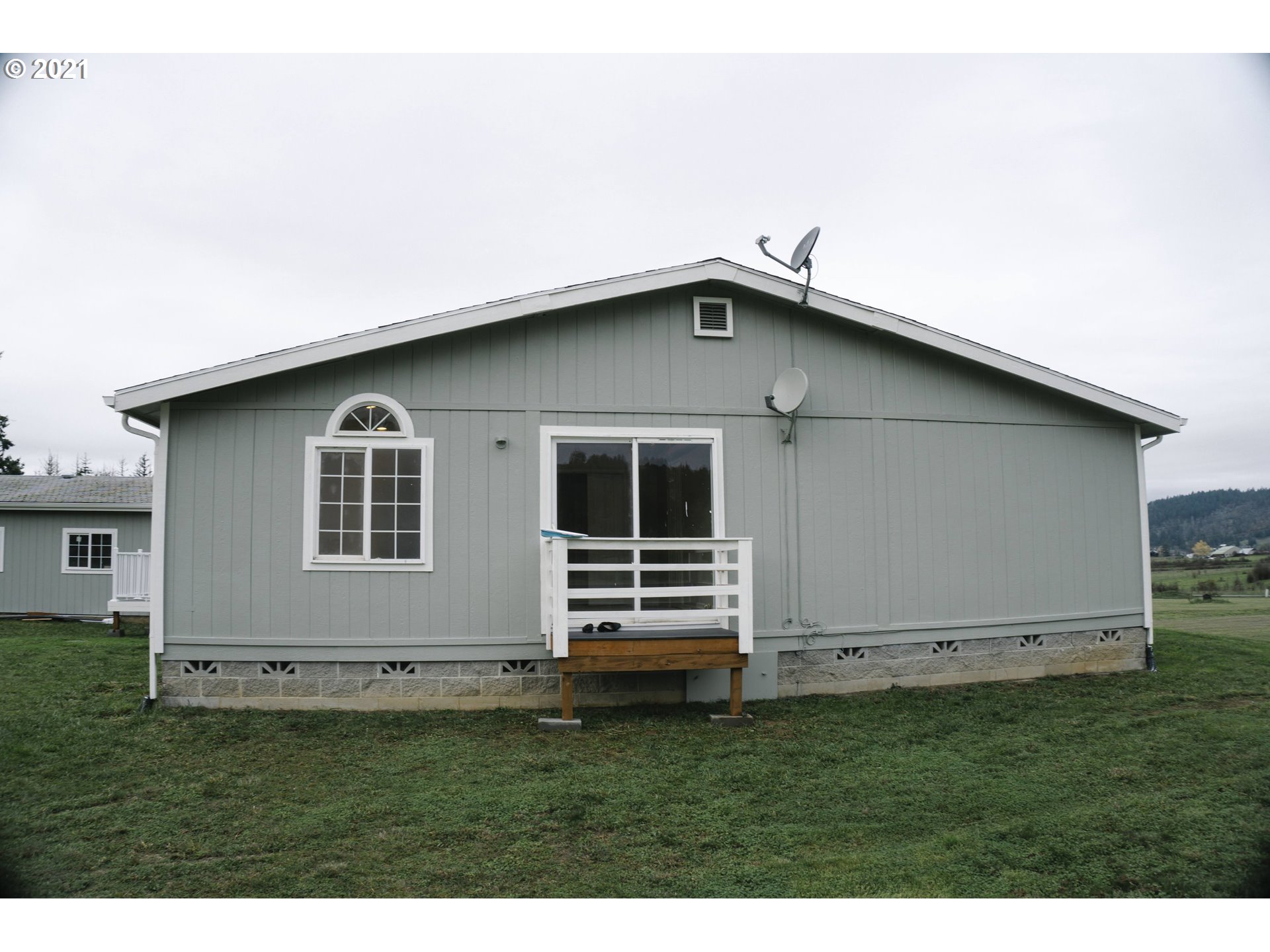449 Fir Vista Road Sutherlin, OR 97479 - Photo 10 of 32 a backyard of a house with lots of green space