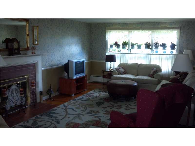 43 Barstow Road Warwick, RI 02888 - Photo 8 of 24 Living Room.