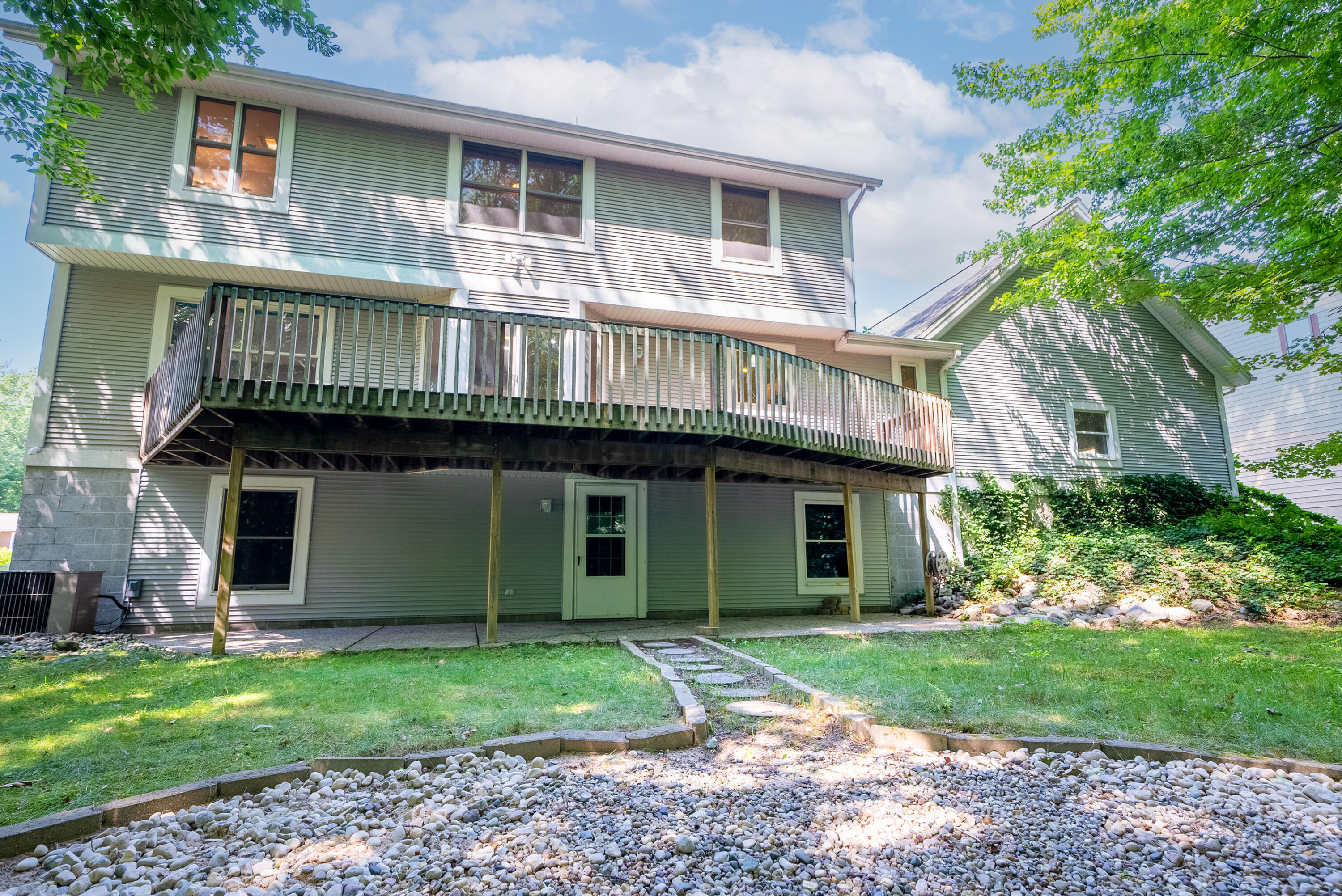 16138 Terrace Road Spring Lake, MI 49456 - Photo 5 of 27 6. Exterior Rear