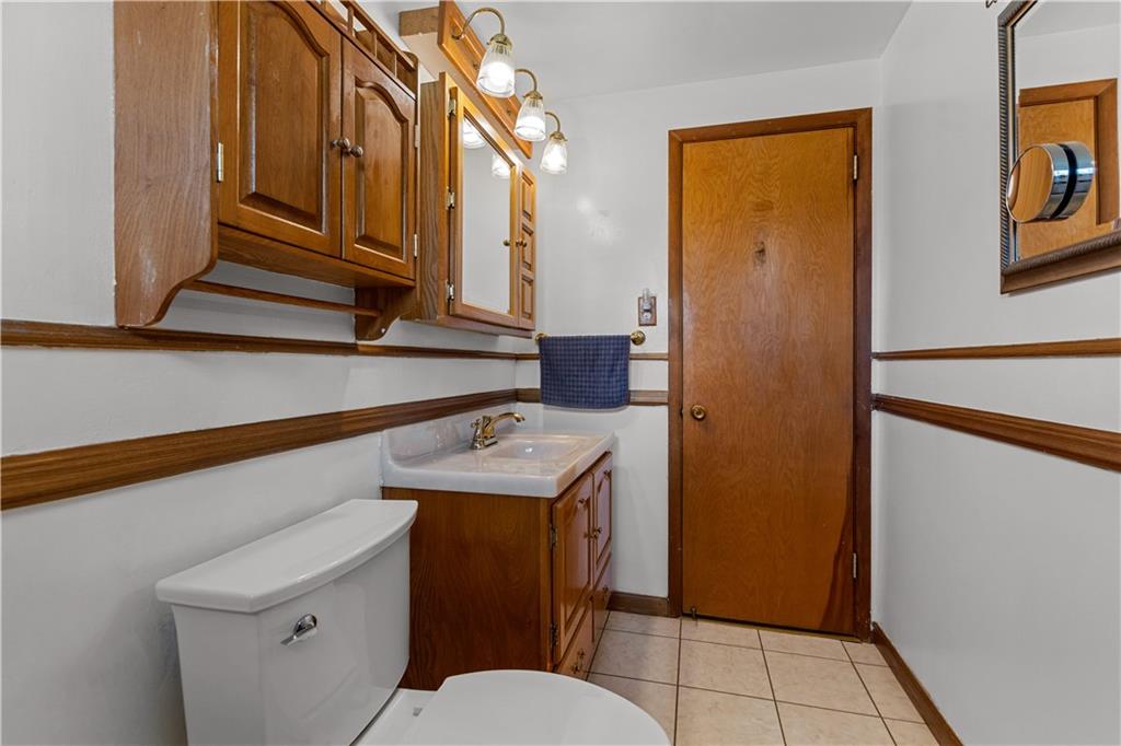 189 William Circle McKees Rocks, PA 15136 - Photo 15 of 24 a bathroom with a sink a toilet and shower