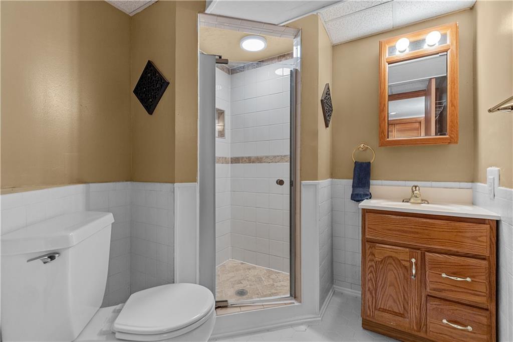189 William Circle McKees Rocks, PA 15136 - Photo 20 of 24 a bathroom with a granite countertop sink toilet and shower
