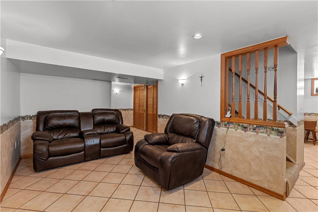 189 William Circle McKees Rocks, PA 15136 - Photo 21 of 24 a living room with furniture