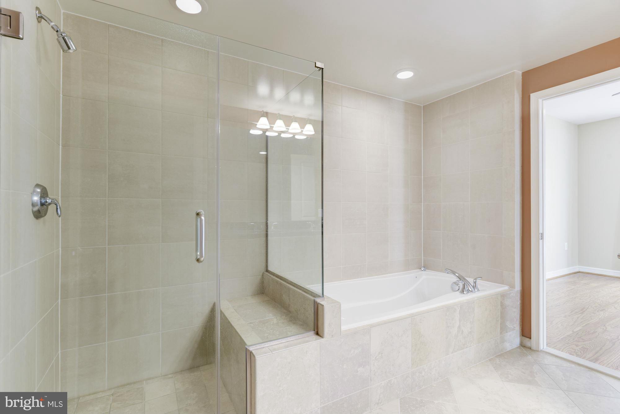 11990 Market Street, Unit 1301 Reston, VA 20190 - Photo 22 of 30 Bath (Master)