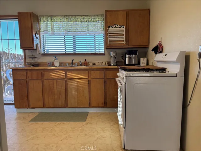 a view of a house with backyard