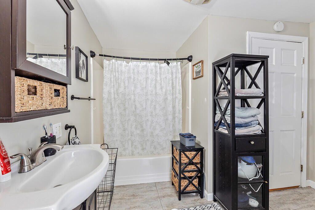 191 Skowhegan Road Norridgewock, ME 04957 - Photo 20 of 34 Bathroom