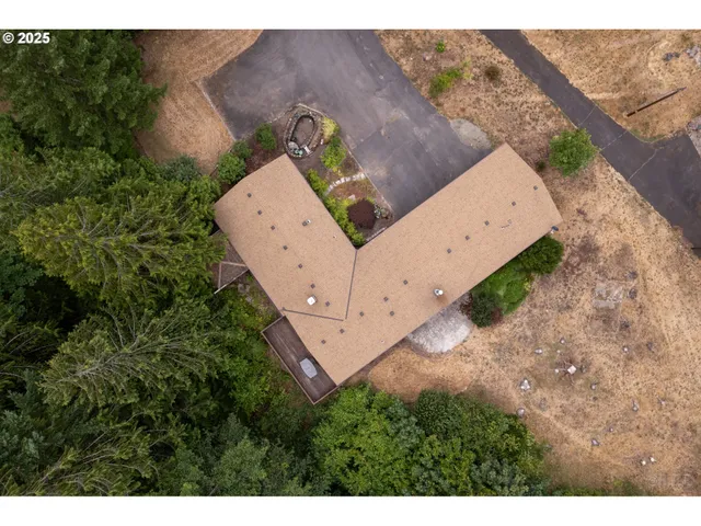 a view of a backyard